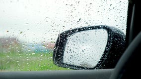 Regentropfen Schließen. Sicht Auf Den Seitenspiegel Von Innen Im Auto Mit  Kondensation Und Tropfendem Regen am Fenster. Nassglas Stock Footage -  Video von regnerisch, auszug: 247800520
