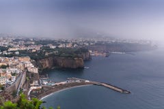 Regenwolken over de mooie Baai van Sorrento in Itali? stock fotografie Regenwolken over de mooie Baai van Sorrento in Itali? stock fotografie