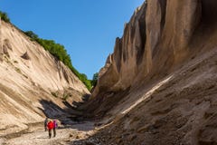 Regione di Petropavlovsk-Kamcatskij, Russia - 18 luglio 2018: Gruppo di turisti che camminano vicino al bata di Kuthin, Kamchatka fotografia stock Regione di Petropavlovsk-Kamcatskij, Russia - 18 luglio 2018: Gruppo di turisti che camminano vicino al bata di Kuthin, Kamchatka fotografia stock