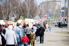 Región de Cheliábinsk, Rusia - 9 de mayo de 2018: La acción del regimiento inmortal durante la celebración de Victory Day en el p fotografía de archivo libre de regalías Región de Cheliábinsk, Rusia - 9 de mayo de 2018: La acción del regimiento inmortal durante la celebración de Victory Day en el p fotografía de archivo libre de regalías