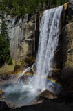 Regnbåge på Vernal nedgångar i den Yosemite nationalparken arkivbild Regnbåge på Vernal nedgångar i den Yosemite nationalparken arkivbild