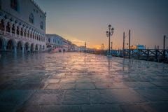 Regnerischer Sonnenaufgang in Venedig lizenzfreies stockbild Regnerischer Sonnenaufgang in Venedig lizenzfreies stockbild