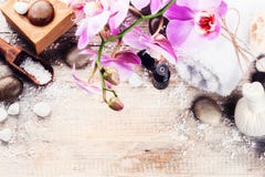 Regolazione della stazione termale con l'orchidea rosa, sapone naturale, palla di erbe di massaggio fotografie stock libere da diritti Regolazione della stazione termale con l'orchidea rosa, sapone naturale, palla di erbe di massaggio fotografie stock libere da diritti