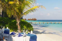 Regolazione della Tabella al ristorante della spiaggia fotografia stock libera da diritti Regolazione della Tabella al ristorante della spiaggia fotografia stock libera da diritti