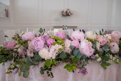 Regolazione e fiori della tabella della decorazione di nozze immagini stock libere da diritti Regolazione e fiori della tabella della decorazione di nozze immagini stock libere da diritti