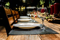 Regolazione festiva con le candele, cena della tavola di lume di candela fotografie stock Regolazione festiva con le candele, cena della tavola di lume di candela fotografie stock