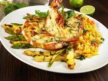 Rei grelhado Prawn - Tiger Prawn com arroz e aspargo imagem de stock royalty free Rei grelhado Prawn - Tiger Prawn com arroz e aspargo imagem de stock royalty free