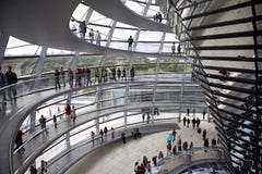 Reichstag - construction du parlement, à l'intérieur du dôme en verre. Berlin photographie stock libre de droits Reichstag - construction du parlement, à l'intérieur du dôme en verre. Berlin photographie stock libre de droits