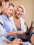 Reife Frauen, die mit Dokumenten arbeiten Stockfotos Reife Frauen, die mit Dokumenten arbeiten Stockfotos