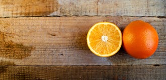 Reife Orange auf dem alten Holztisch lizenzfreie stockfotos Reife Orange auf dem alten Holztisch lizenzfreie stockfotos