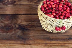 Reife organische selbstgezogene Kirschen in einem Korb lizenzfreies stockbild Reife organische selbstgezogene Kirschen in einem Korb lizenzfreies stockbild