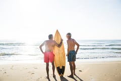 Reife Surfer am Strand stockbild Reife Surfer am Strand stockbild