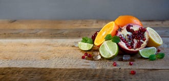 Reife Zitrusfrucht auf dem alten Holztisch Orange, Kalk, Zitronen-Minze Gesunde Nahrung Blaues Meer, Himmel u lizenzfreies stockbild Reife Zitrusfrucht auf dem alten Holztisch Orange, Kalk, Zitronen-Minze Gesunde Nahrung Blaues Meer, Himmel u lizenzfreies stockbild