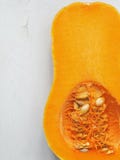 Reifer saftiger Kürbis Moschuskürbis nach altem hölzernem Hintergrund stockbild Reifer saftiger Kürbis Moschuskürbis nach altem hölzernem Hintergrund stockbild