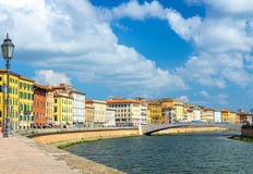 Reihe von alten bunten Gebäudehäusern auf Dammpromenade von der Arno-Fluss, Brücke Ponte Di Mezzo in der historischen Mitte von P lizenzfreies stockfoto Reihe von alten bunten Gebäudehäusern auf Dammpromenade von der Arno-Fluss, Brücke Ponte Di Mezzo in der historischen Mitte von P lizenzfreies stockfoto