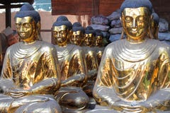 Reihen von goldenem Buddhas Stockfotografie Reihen von goldenem Buddhas Stockfotografie
