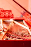 Reiht Nahaufnahme auf Roter klassischer Flügel der Weinlese Musikinstrumentzusammenfassung lizenzfreie stockfotos Reiht Nahaufnahme auf Roter klassischer Flügel der Weinlese Musikinstrumentzusammenfassung lizenzfreie stockfotos