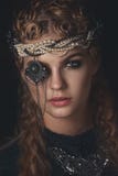 Reine d'obscurité dans le costume noir d'imagination sur le fond gothique foncé Modèle de beauté de haute couture avec le maquill Image stock Reine d'obscurité dans le costume noir d'imagination sur le fond gothique foncé Modèle de beauté de haute couture avec le maquill Image stock