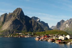 Reine dans Lofoten photographie stock libre de droits Reine dans Lofoten photographie stock libre de droits