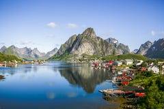 Reine en las islas de Lofoten en Noruega imagen de archivo libre de regalías Reine en las islas de Lofoten en Noruega imagen de archivo libre de regalías