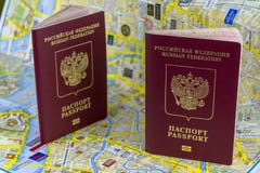 reis concept Twee Russische paspoorten op de achtergrond van een document kaart van de stad royalty-vrije stock afbeeldingen reis concept Twee Russische paspoorten op de achtergrond van een document kaart van de stad royalty-vrije stock afbeeldingen
