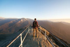 Reise im Mammutbaum-Nationalpark, Mann Wanderer mit Rucksack Ansicht Moro Rock, Kalifornien, USA genießend lizenzfreies stockfoto Reise im Mammutbaum-Nationalpark, Mann Wanderer mit Rucksack Ansicht Moro Rock, Kalifornien, USA genießend lizenzfreies stockfoto