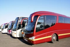 Reisebusse Ausflugtrainer geparkt in einem Parkplatz stockbilder Reisebusse Ausflugtrainer geparkt in einem Parkplatz stockbilder