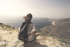 Reisende Frau entspannt sich und meditiert auf die Oberseite eines Berges stockfoto Reisende Frau entspannt sich und meditiert auf die Oberseite eines Berges stockfoto