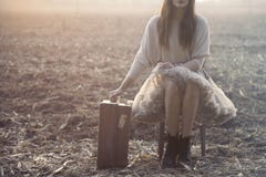 Reisende Frau setzt sich hin, um nach einer langen Reise stillzustehen lizenzfreie stockfotografie Reisende Frau setzt sich hin, um nach einer langen Reise stillzustehen lizenzfreie stockfotografie