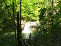 Reisende wandernde wayfaring Vision des Wasserfalls lizenzfreies stockfoto Reisende wandernde wayfaring Vision des Wasserfalls lizenzfreies stockfoto