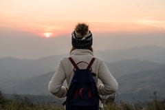 Reisender der jungen Frau, der Sonnenaufgang betrachtet stockfoto Reisender der jungen Frau, der Sonnenaufgang betrachtet stockfoto