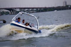 Reiten ein Boot auf den Fluss, im passierbaren Wetter stockfotos Reiten ein Boot auf den Fluss, im passierbaren Wetter stockfotos