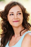 Reizend bescheidene Junge des Portraits stockfotos Reizend bescheidene Junge des Portraits stockfotos