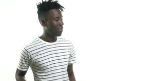 Reizend Schwarzer Mann Der Das Zeichen Des Friedens Zeigt Stock Video Video Von Lacheln Geste 112232903