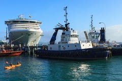 Rejsu liniowiec, tugboats i kayakers w schronieniu, obrazy stock Rejsu liniowiec, tugboats i kayakers w schronieniu, obrazy stock