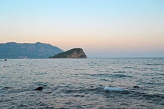 Relaksujący seascape w Budva, Montenegro Osamotniona wyspa na horison pod zmierzchu jasnego niebem Czas dla podróży, turystyka, r zdjęcie stock Relaksujący seascape w Budva, Montenegro Osamotniona wyspa na horison pod zmierzchu jasnego niebem Czas dla podróży, turystyka, r zdjęcie stock