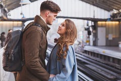 Relations de fond, couple à la station de train photographie stock libre de droits Relations de fond, couple à la station de train photographie stock libre de droits