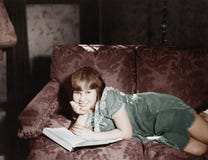 Relaxamento com um bom livro (todas as pessoas descritas não são umas vivas mais longo e nenhuma propriedade existe Garantias do fotografia de stock Relaxamento com um bom livro (todas as pessoas descritas não são umas vivas mais longo e nenhuma propriedade existe Garantias do fotografia de stock