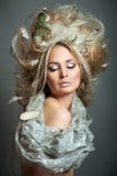 Relaxamento da mulher com penteado. imagem de stock royalty free Relaxamento da mulher com penteado. imagem de stock royalty free