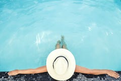 Relaxation insouciante de femme dans le concept de vacances d'?t? de piscine photo libre de droits Relaxation insouciante de femme dans le concept de vacances d'?t? de piscine photo libre de droits