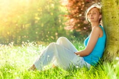 Relaxe a mulher fora fotografia de stock Relaxe a mulher fora fotografia de stock