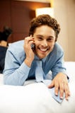 Relaxed молодой бизнесмен связывая стоковое фото Relaxed молодой бизнесмен связывая стоковое фото