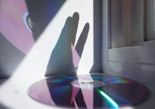 Relfection Cd με το χέρι και τα φω'τα στοκ εικόνα Relfection Cd με το χέρι και τα φω'τα στοκ εικόνα