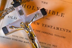 Religião - Crucifix - a Bíblia santamente imagem de stock Religião - Crucifix - a Bíblia santamente imagem de stock