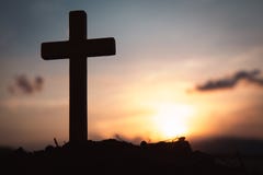 Religi?sa begrepp Kristet tr?kors p? en bakgrund med dramatisk belysning, Jesus Christ kors, p?sk, uppst?ndelse royaltyfria foton Religi?sa begrepp Kristet tr?kors p? en bakgrund med dramatisk belysning, Jesus Christ kors, p?sk, uppst?ndelse royaltyfria foton