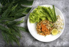 Rellene el tailandés, plato tailandés hecho de tallarines y los diversos ingredientes, arrullan foto de archivo libre de regalías Rellene el tailandés, plato tailandés hecho de tallarines y los diversos ingredientes, arrullan foto de archivo libre de regalías