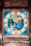 Reloj de la torre en marco de madera con la pintura de la historia imagen de archivo libre de regalías Reloj de la torre en marco de madera con la pintura de la historia imagen de archivo libre de regalías