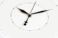 Reloj de pared blanco con las flechas negras imagenes de archivo Reloj de pared blanco con las flechas negras imagenes de archivo