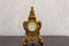 Reloj de tabla antiguo decorativo con un libro de lectura romano de la estatua del muchacho en el top del reloj imágenes de archivo libres de regalías Reloj de tabla antiguo decorativo con un libro de lectura romano de la estatua del muchacho en el top del reloj imágenes de archivo libres de regalías
