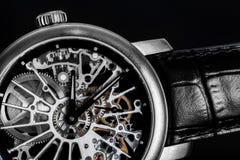 Reloj elegante con el mecanismo visible, mecanismo Tiempo, moda, concepto de lujo fotos de archivo Reloj elegante con el mecanismo visible, mecanismo Tiempo, moda, concepto de lujo fotos de archivo